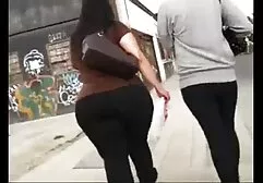 Một phụ nữ châu Á rất xinh đẹp tạo dáng trước ống kính fim sec gai xinh cho tạp chí nổi tiếng