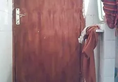 Máy quay ngụy trang trình bày một video sec gai lon to ẩn về một buổi xoa bóp trong đó một người đàn ông đấm bóp đàn ông giật ra một tinh ranh, hút, địt một chàng trai và giật ra xuất tinh