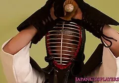 Người chồng ác độc trừng phạt vợ vì hành động sai trái với tình dục khó và xem gai sec sâu bằng miệng