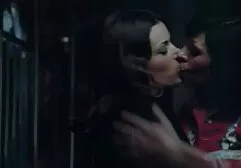 Thủ dâm cô ấy L. với đồ chơi khác anh sec gai nhau