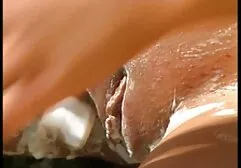 Trưởng thành chó cái hút sec dit gai xinh vòi nước trong những xe hơi