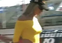 Những con chó cái thèm khát trong bộ quần áo và mặt nạ đã gai han sec dàn dựng một buổi biểu diễn tình dục với một người đàn ông