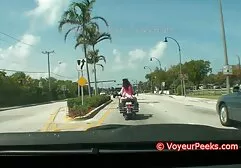 Cô gái tóc vàng giật bắn mình và bùng cháy trước mặt anh chàng xem sec gai xinh