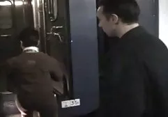 Brunette nhồi một gai sinh sec tinh ranh trong cô ấy miệng và fucked cứng