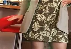 Cô gái anh sec gai tóc vàng được mời tham dự một buổi khiêu vũ riêng